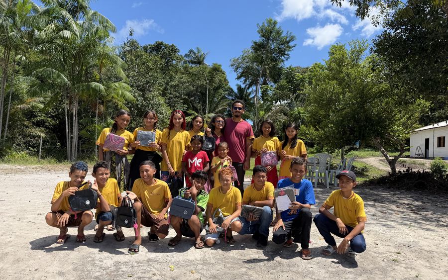 Grupo de crianças e adolescentes da comunidade reunido na base