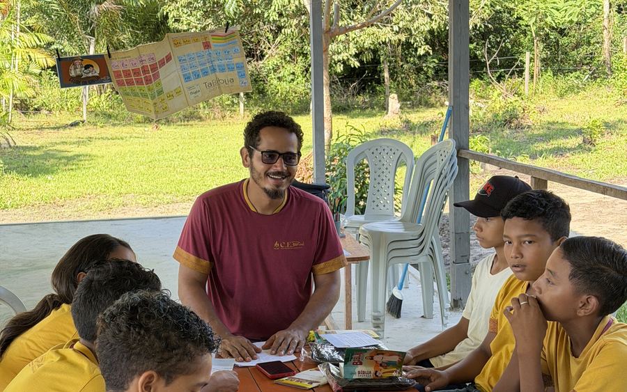 Crianças em atividade escolar na base